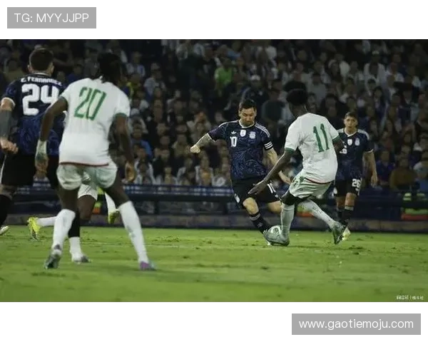 顶流梅西赛后毛里塔尼亚合影热潮